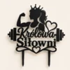 topper-na-tort-krolowa-silowni-czarny-premium Topper na tort królowa siłowni 3D z sylwetką kobiety i hantlami