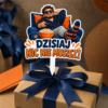 Topper graficzny na Dzień Chłopaka – Dzisiaj nic nie musisz Topper graficzny na Dzień Chłopaka jako dodatek do prezentu z humorystycznym motywem relaksu