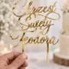 Topper Chrzest Święty z imieniem - złoty topper Make3D Złoty topper na Chrzest Święty z imieniem Teodora trzymany w dłoni